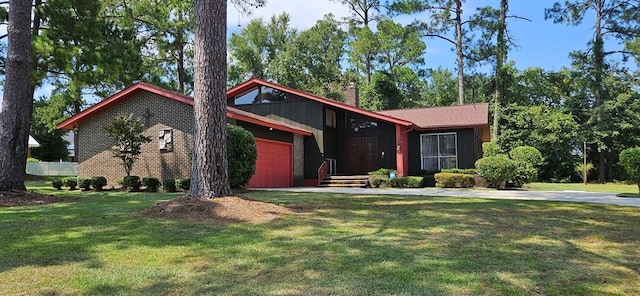 view of front of house featuring a front yard and a garage