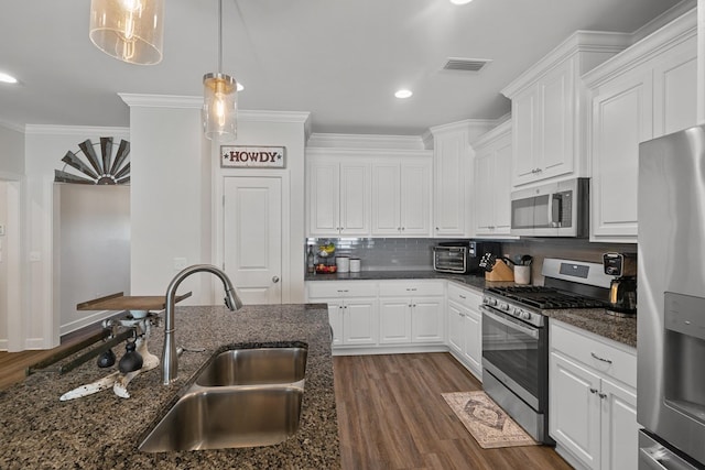 318 Oconee Dr, Midland City, AL 36350 - kitchen featuring stainless steel appliances, a sink, dark wood-type flooring, recessed lighting, and crown molding