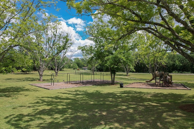 318 Oconee Dr, Midland City, AL 36350 - surrounding community with a lawn