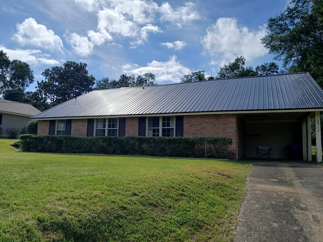 ranch-style house featuring a front yard