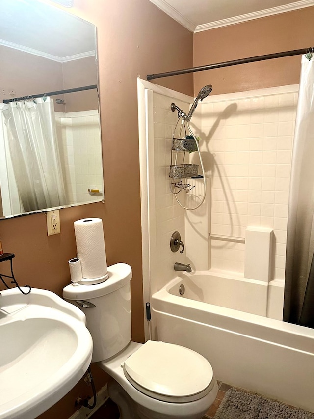 full bathroom featuring a sink, shower / tub combo, toilet, and crown molding