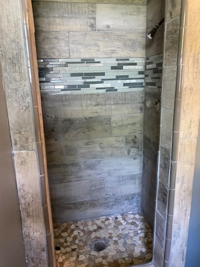 bathroom featuring a tile shower