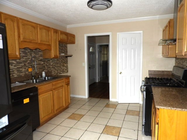 kitchen with backsplash, sink, black appliances, and ornamental molding