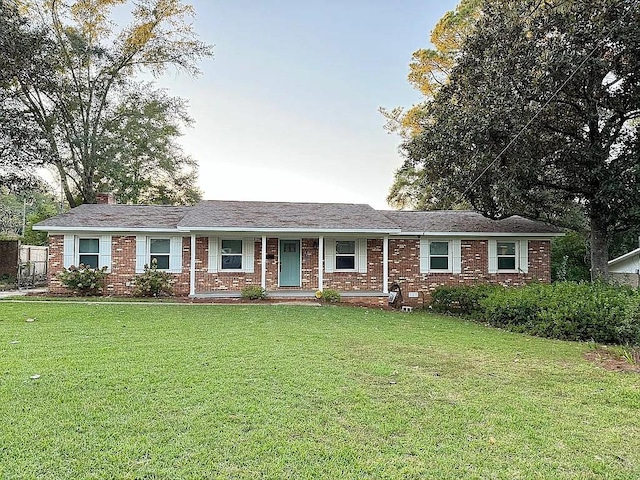 ranch-style home featuring a front lawn