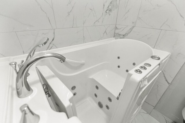 1104 Strathmore Ave, Dothan, AL 36303 - detailed view of a whirlpool tub