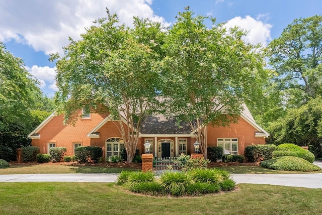 view of front of house featuring a front yard