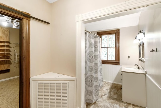 bathroom with a shower with shower curtain and vanity