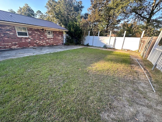 view of yard with a patio area