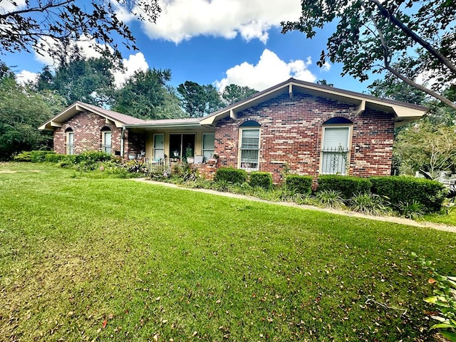 ranch-style house featuring a front yard