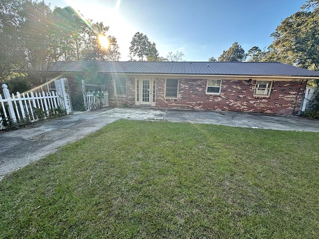 back of house featuring a yard