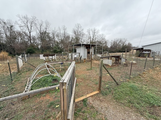 view of yard with an outdoor structure