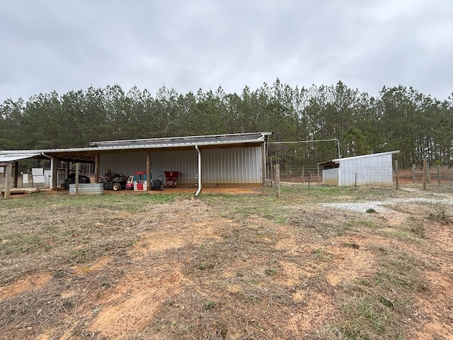 view of yard featuring an outdoor structure