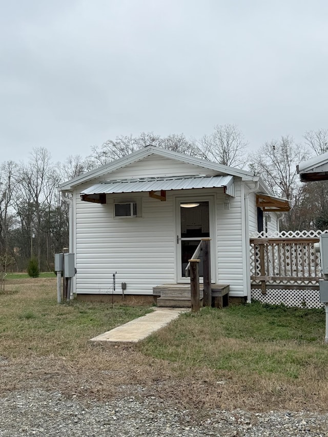 view of front of house with a front yard