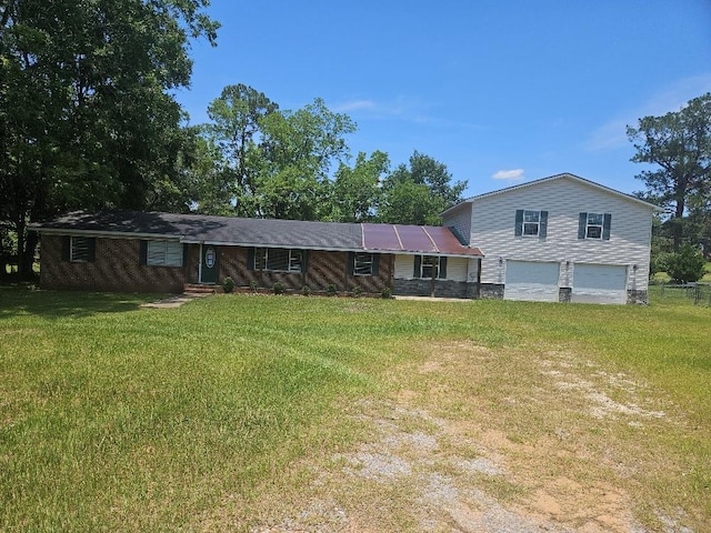 901 Grove St, Cottonwood, AL 36320 - view of front of property featuring an attached garage and a front lawn