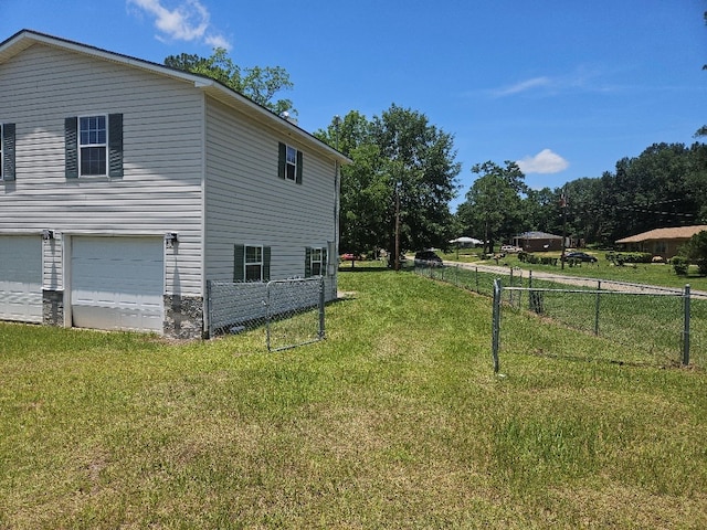 901 Grove St, Cottonwood, AL 36320 - view of side of home with a garage