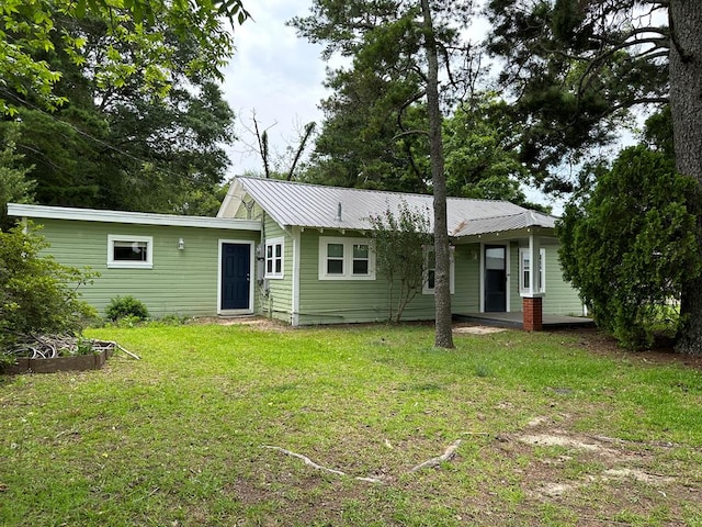 back of house featuring a yard