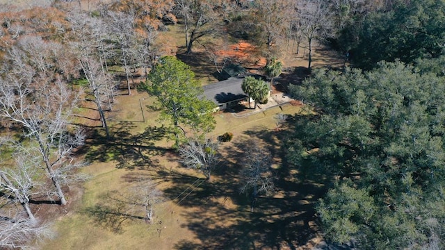 birds eye view of property featuring a forest view