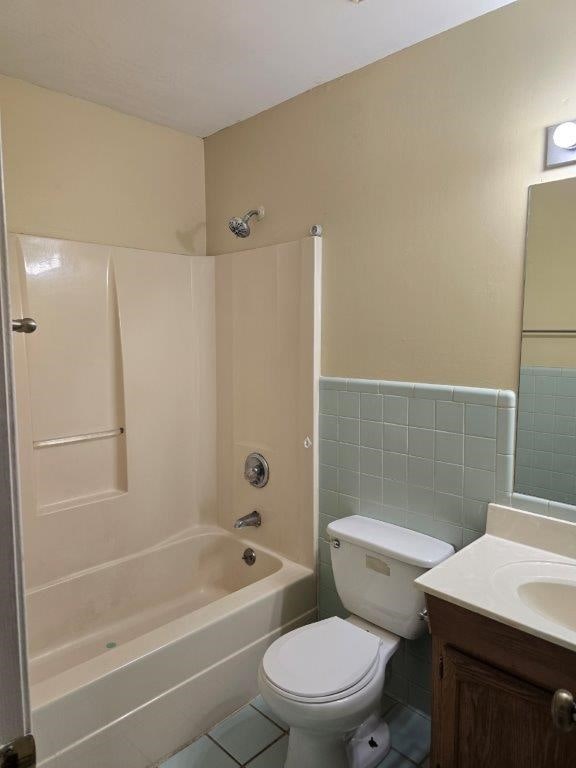 826 Old Newton Rd, Daleville, AL 36322 - full bath featuring washtub / shower combination, tile walls, vanity, toilet, and tile patterned floors