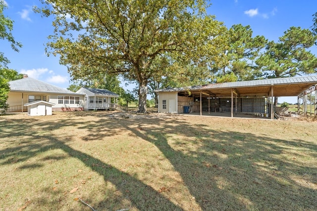 view of yard featuring a storage shed