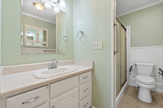 full bathroom featuring ornamental molding, wainscoting, toilet, and wallpapered walls