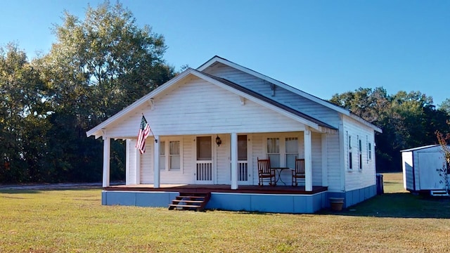 bungalow-style house featuring a front lawn and a porch