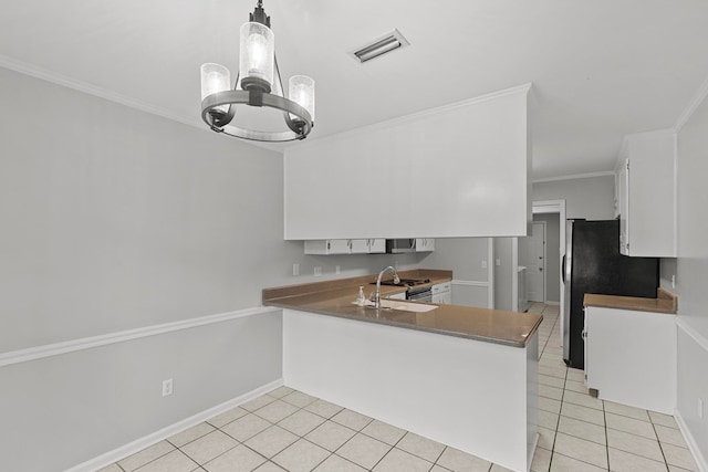 kitchen with visible vents, ornamental molding, a sink, stainless steel appliances, and light tile patterned floors