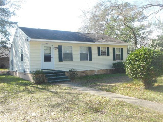 view of front of house with a front yard