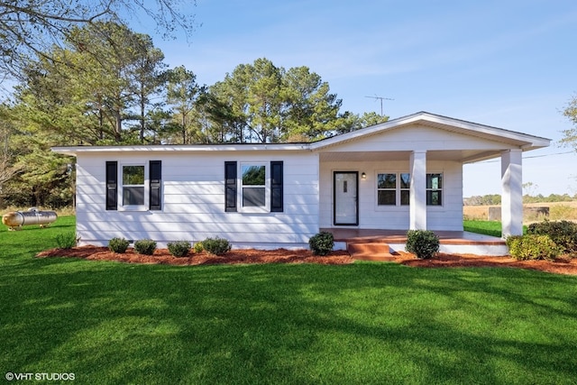 view of front facade featuring a porch and a front lawn