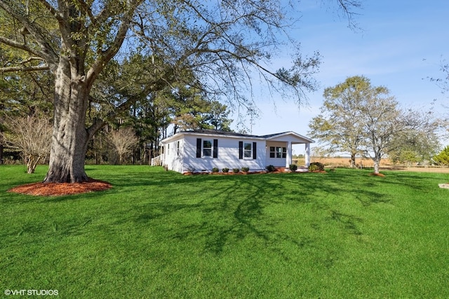 ranch-style house featuring a front yard