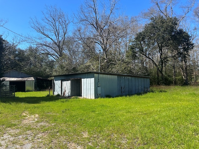 view of pole building featuring a yard