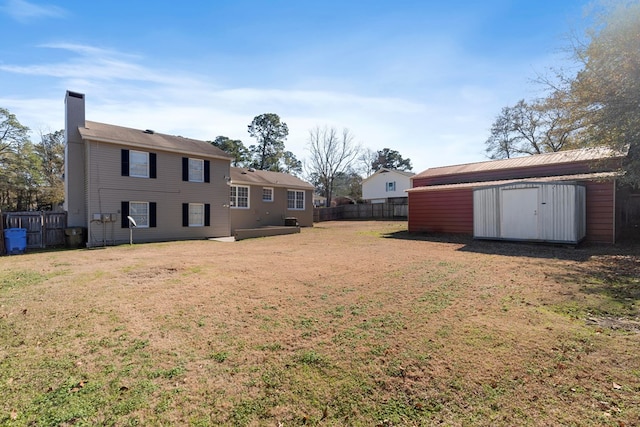 view of yard featuring a storage shed