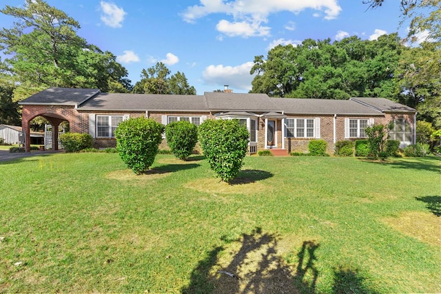 ranch-style home featuring a front lawn