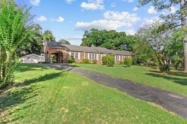 single story home with a front lawn