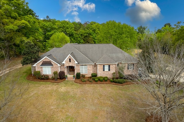 view of front of property featuring a front yard