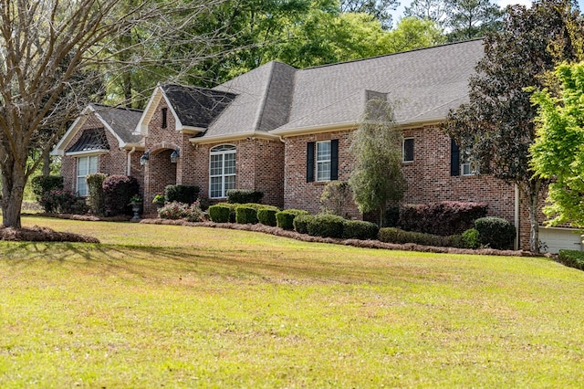 view of front of property featuring a front yard