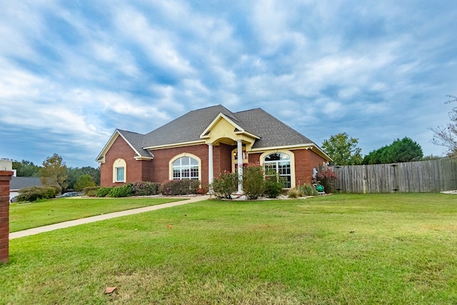 view of front of house featuring a front yard