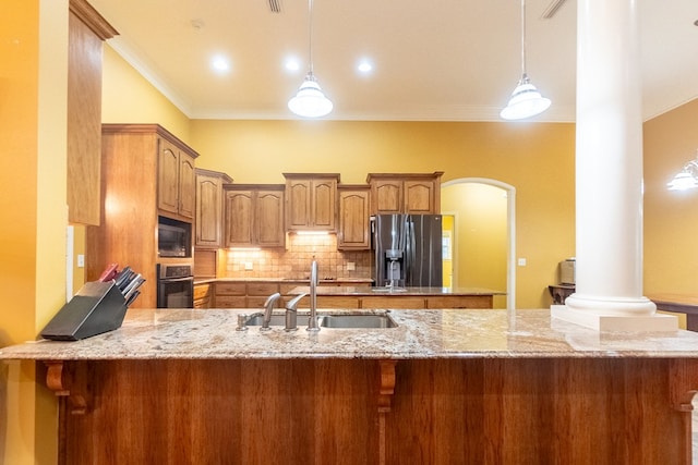 kitchen with sink, stainless steel appliances, kitchen peninsula, decorative light fixtures, and ornamental molding