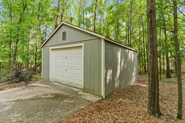 detached garage featuring concrete driveway