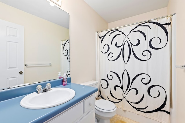 706 W Roxbury Rd, Dothan, AL 36305 - full bath featuring vanity and a shower with shower curtain