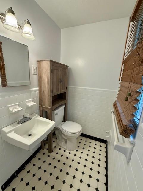 171 Merrydell Dr, Ozark, AL 36360 - bathroom featuring tile walls, a wainscoted wall, and tile patterned floors