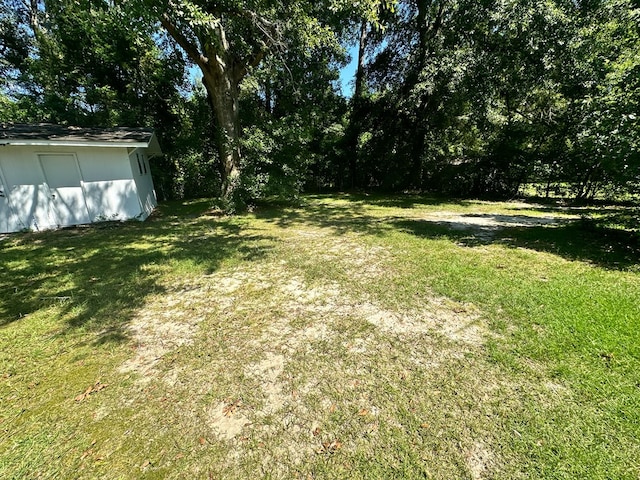 view of yard featuring an outbuilding