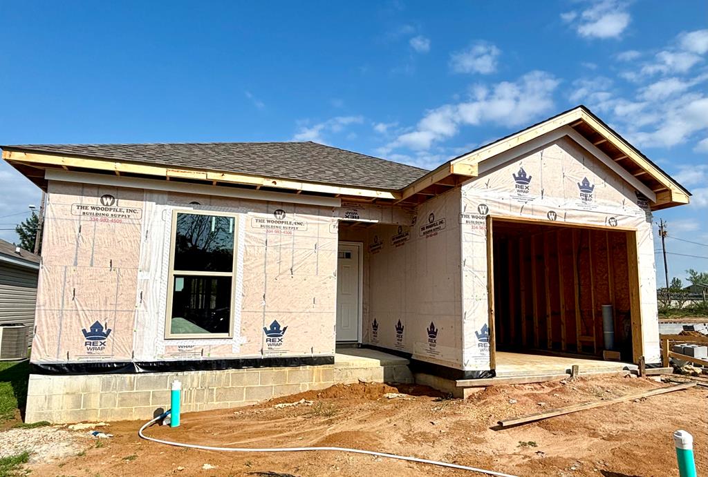 113 Thistlewood Dr, Dothan, AL 36301 - property under construction featuring a garage and roof with shingles