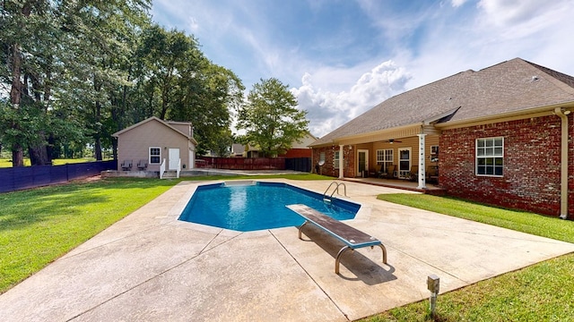 107 Boulder Dr, Dothan, AL 36305 - view of swimming pool featuring ceiling fan, a patio, an outdoor structure, and a diving board
