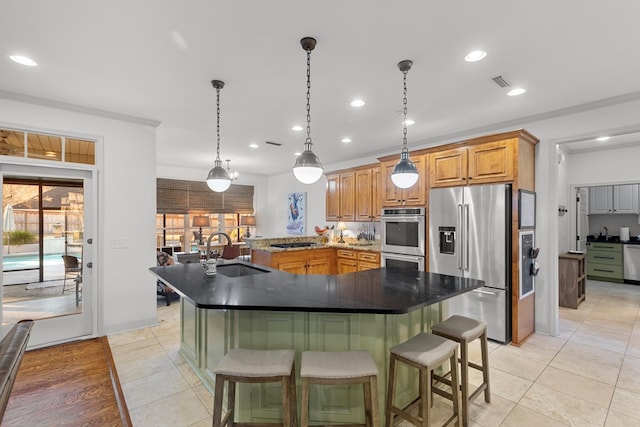 kitchen with sink, stainless steel appliances, kitchen peninsula, crown molding, and pendant lighting