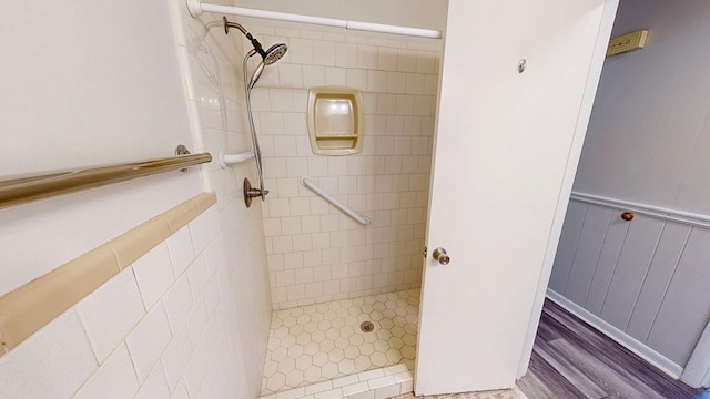 505 Massee Dr, Dothan, AL 36301 - bathroom featuring a tile shower and wainscoting