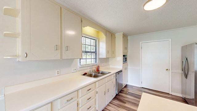 505 Massee Dr, Dothan, AL 36301 - kitchen featuring stainless steel appliances, light wood-style floors, a textured ceiling, and light countertops