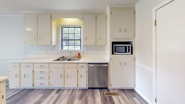 505 Massee Dr, Dothan, AL 36301 - kitchen with stainless steel appliances, light wood finished floors, arched walkways, light countertops, and a textured ceiling