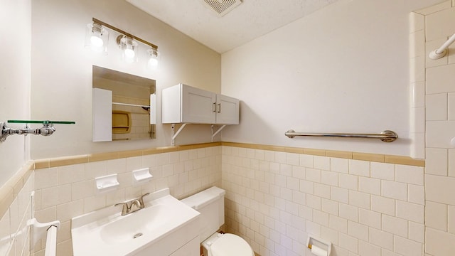 505 Massee Dr, Dothan, AL 36301 - bathroom featuring tile walls and wainscoting