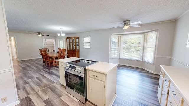 505 Massee Dr, Dothan, AL 36301 - kitchen with electric range, ceiling fan, a textured ceiling, light wood-style flooring, and light countertops