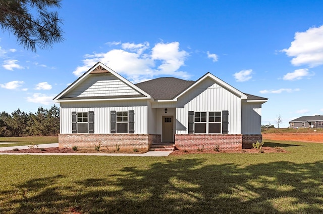 craftsman inspired home featuring a front yard